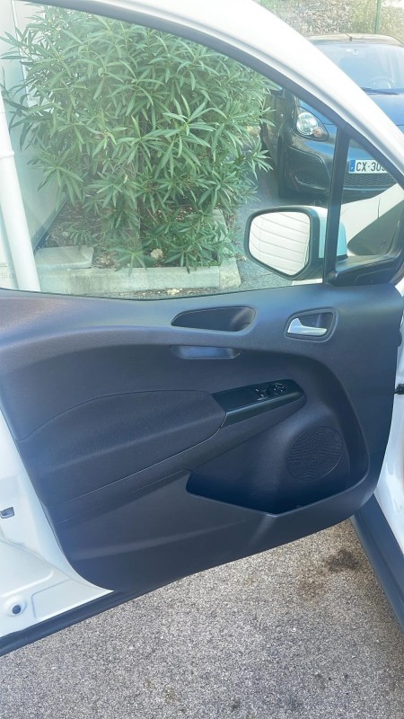 Nettoyage intérieur complet avec shampoing des sièges – Ford Transit Fourgon