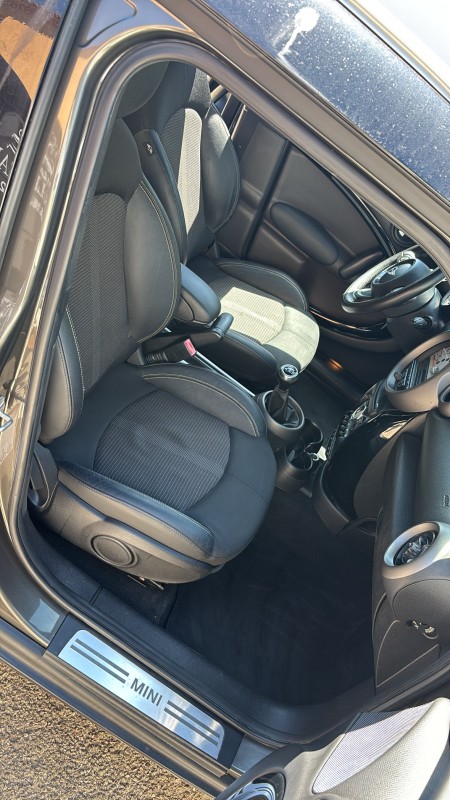 Sublimez votre Mini Countryman avec un nettoyage vapeur premium à domicile à La Ciotat