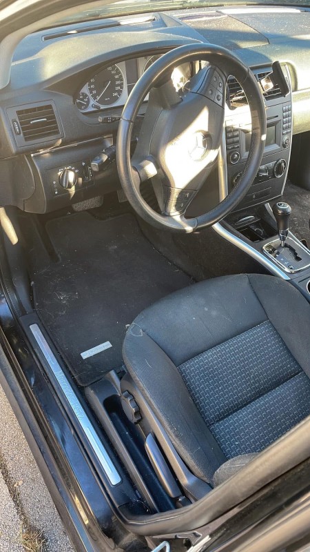 Nettoyage intérieur Mercedes Classe B – Shampoing complet et retrait intensif de poils d’animaux