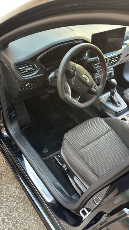 Nettoyage intérieur complet avec shampoing sièges et désinfection vapeur pour Ford Focus à La Ciotat