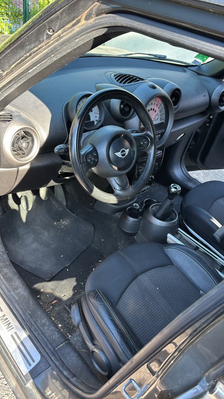 Sublimez votre Mini Countryman avec un nettoyage vapeur premium à domicile à La Ciotat