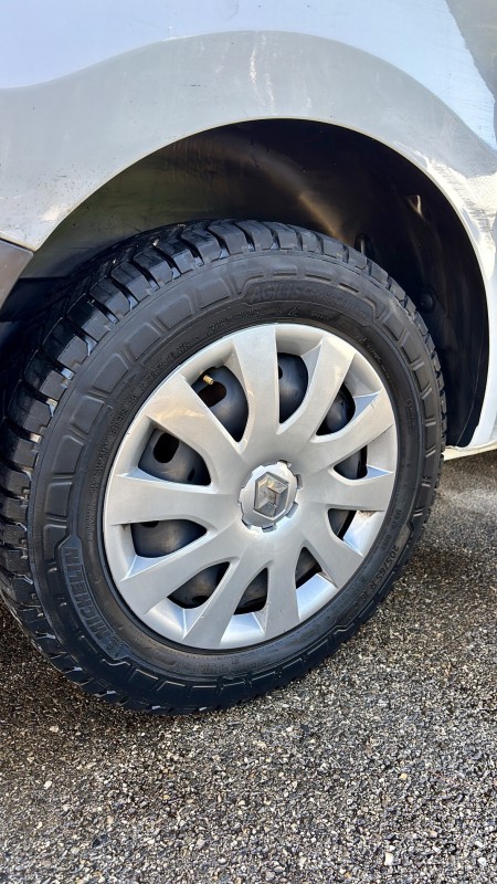 Nettoyage cabine arrière Renault Trafic souillée par goudron à La Ciotat et Toulon. Dégoudronnant pro, vapeur haute pression, résultat impeccable signé VDS CLEAN.
