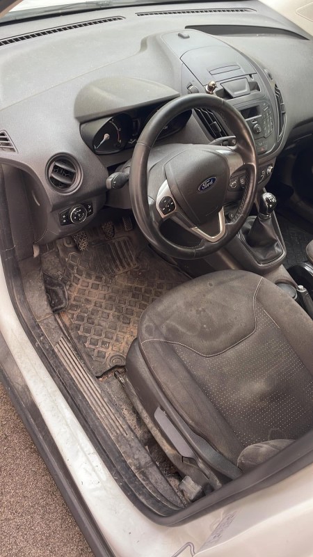 Nettoyage intérieur complet avec shampoing des sièges – Ford Transit Fourgon