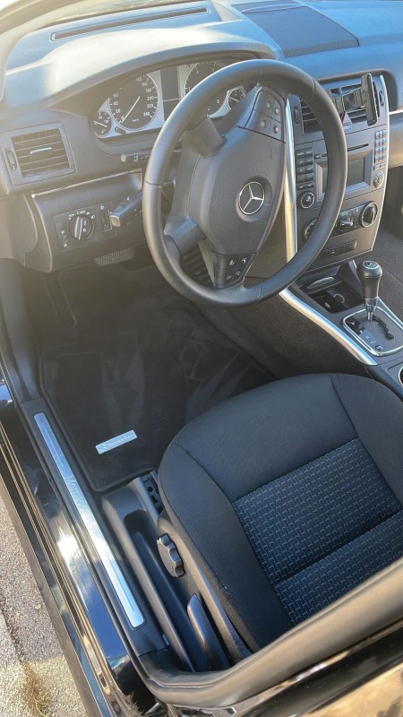 Nettoyage intérieur Mercedes Classe B – Shampoing complet et retrait intensif de poils d’animaux