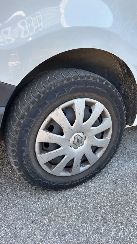 Nettoyage cabine arrière Renault Trafic souillée par goudron à La Ciotat et Toulon. Dégoudronnant pro, vapeur haute pression, résultat impeccable signé VDS CLEAN.
