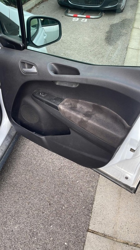 Nettoyage intérieur complet avec shampoing des sièges – Ford Transit Fourgon