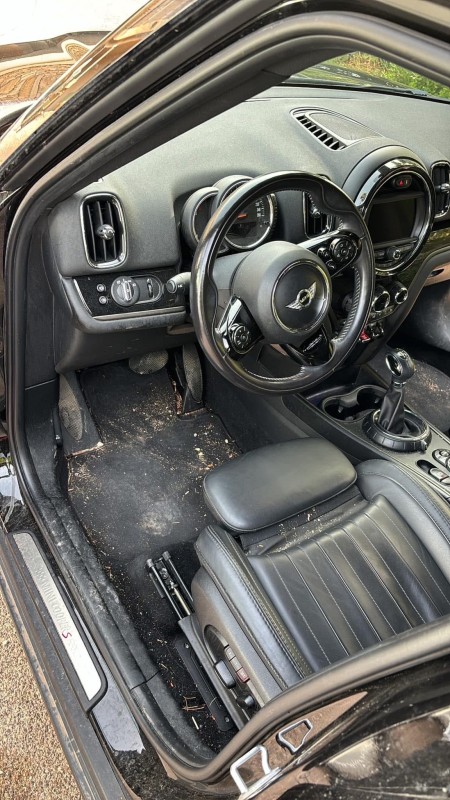 Nettoyage complet intérieur et traitement des cuirs pour Mini Cooper à La Ciotat