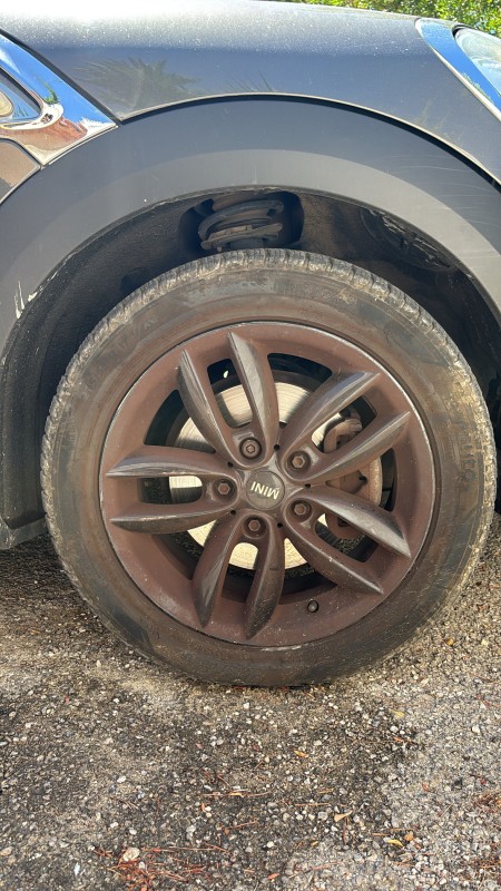 Sublimez votre Mini Countryman avec un nettoyage vapeur premium à domicile à La Ciotat