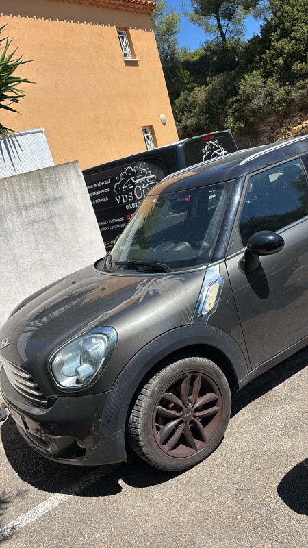 Sublimez votre Mini Countryman avec un nettoyage vapeur premium à domicile à La Ciotat