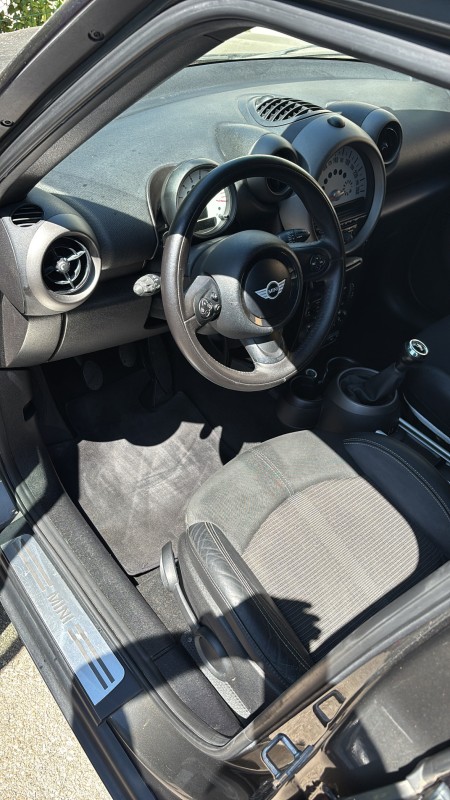Sublimez votre Mini Countryman avec un nettoyage vapeur premium à domicile à La Ciotat