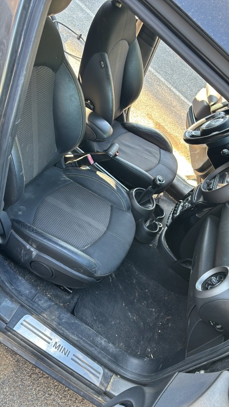 Sublimez votre Mini Countryman avec un nettoyage vapeur premium à domicile à La Ciotat